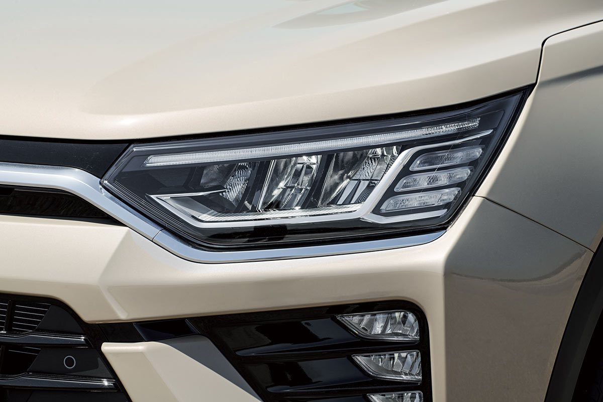 Lewy reflekot LED KGM Korando