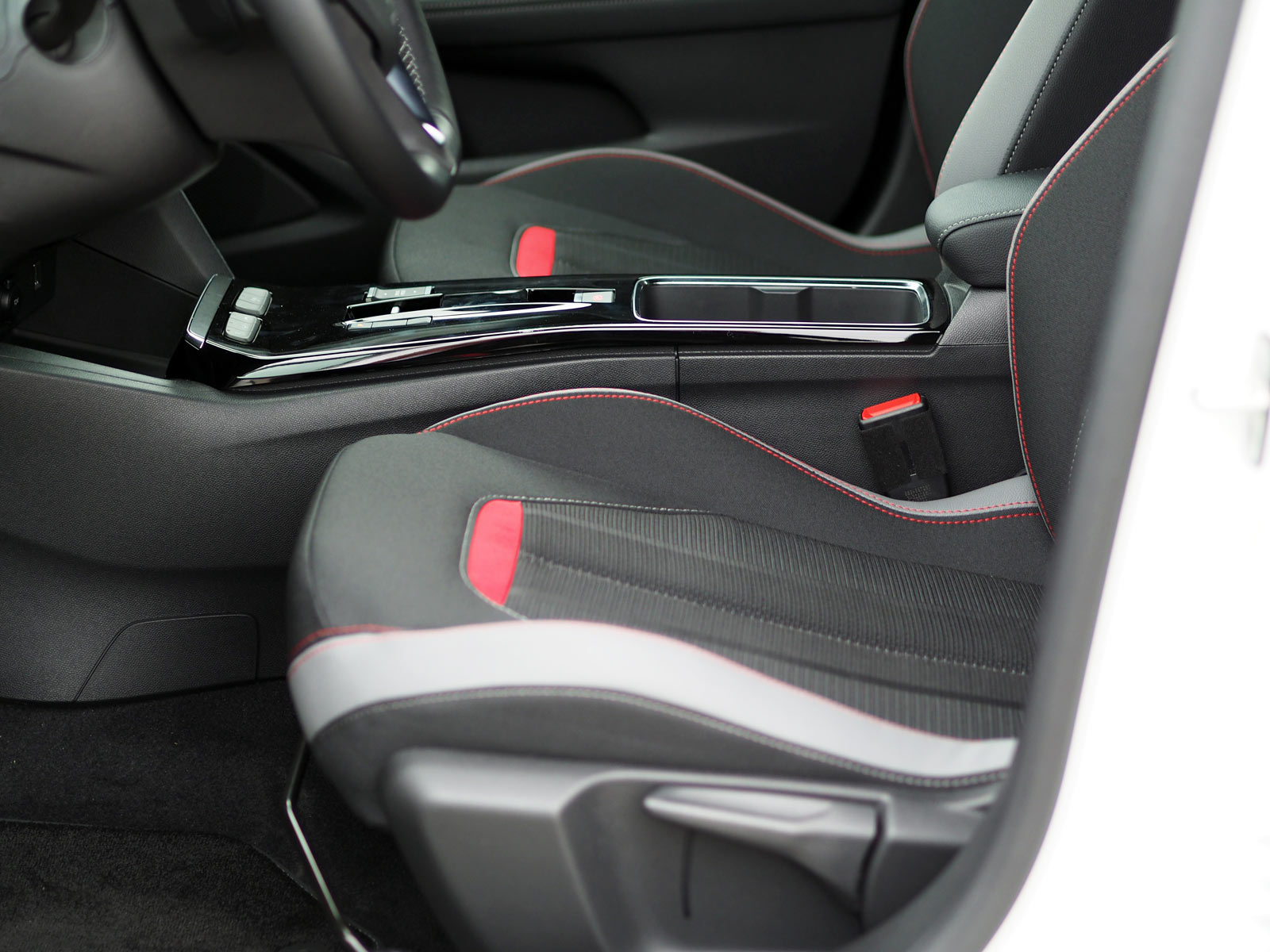 Fotele przednie nowy Opel Mokka B, materiał-skóra Focus, czerwone wstawki i nić