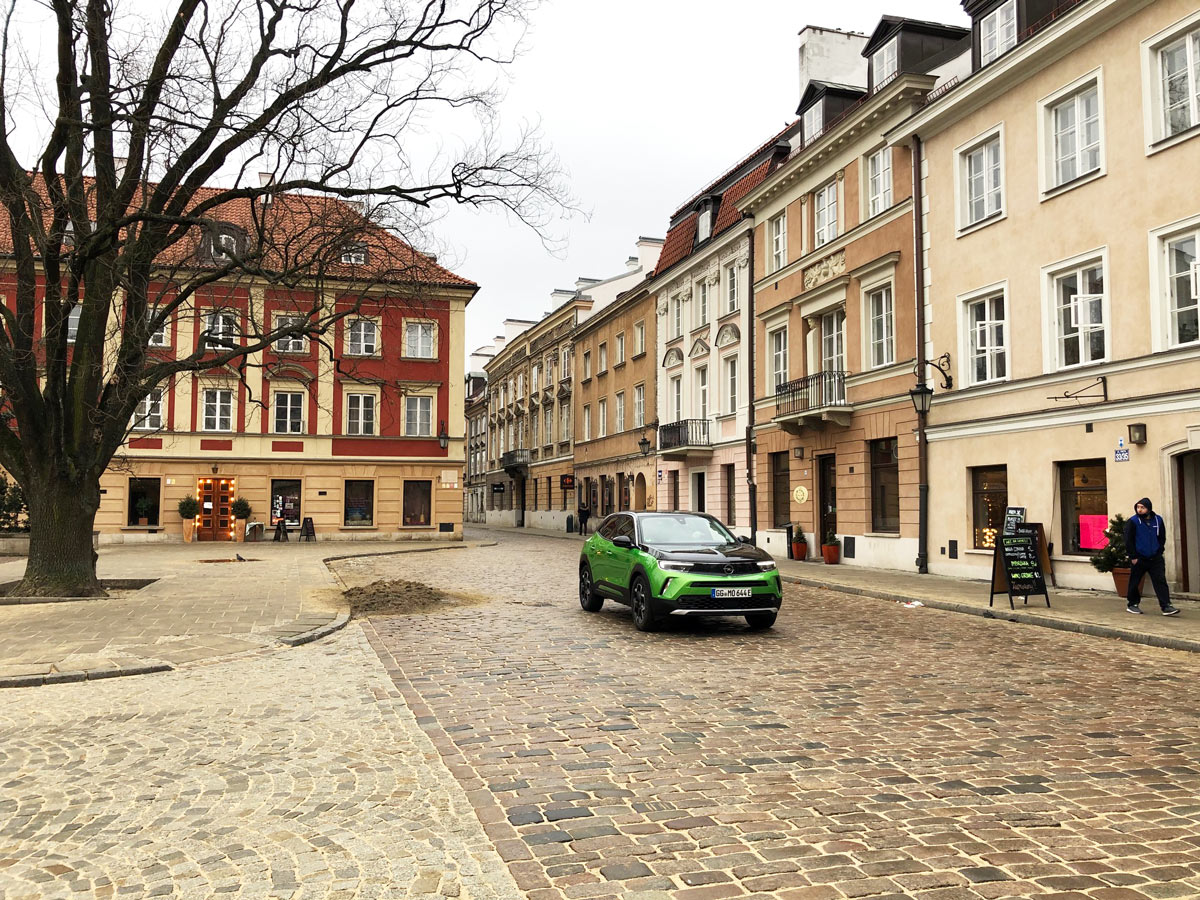 SUV Opla na Rynku Nowego Miasta w Warszawie, bruk