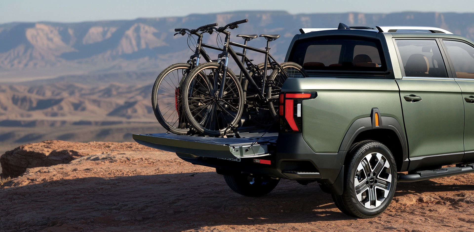 Dwa rowery na skrzyni pick-up'a