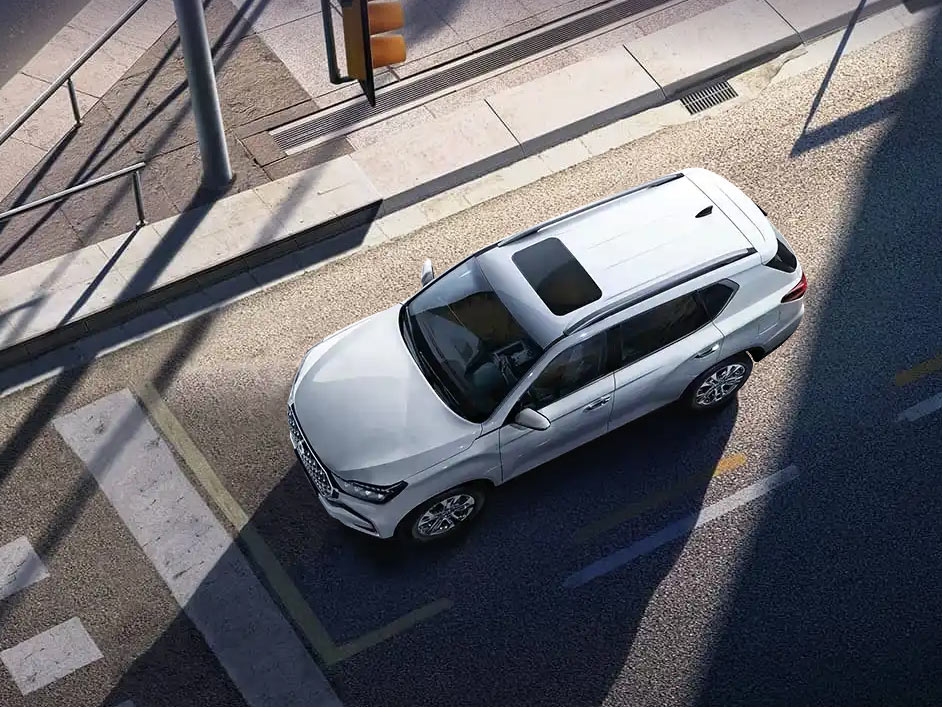 KGM Rexton na asfaltobetonie. Sygnalizator uliczny. Przed przejściem dla pieszych