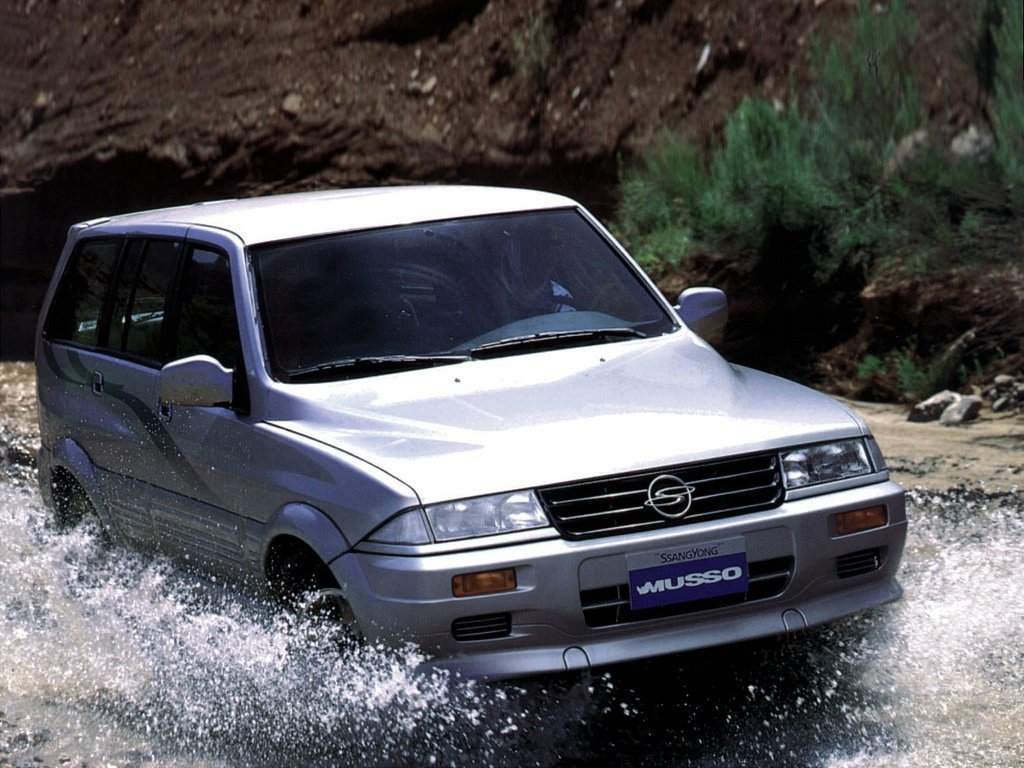 SsangYong Musso z lat 90. rozbryzg wody