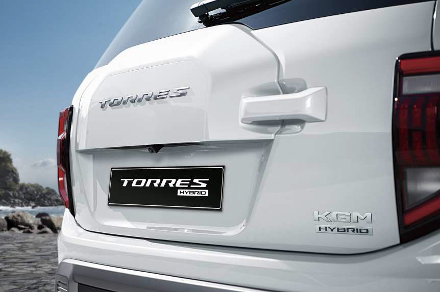 Drzwi, klapa bagażnika. Emblematy i tablica rejestracyjna KGM Torres Hybrid