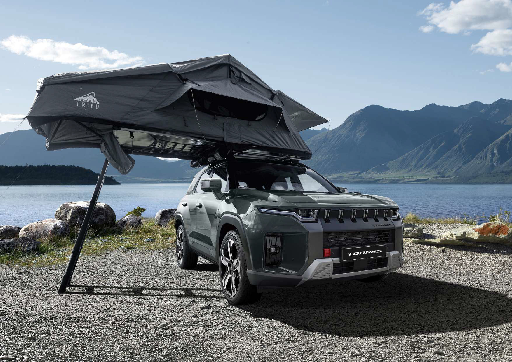 KGM SsangYong Torres Hybrid z namiotem dachowym nad fjordem