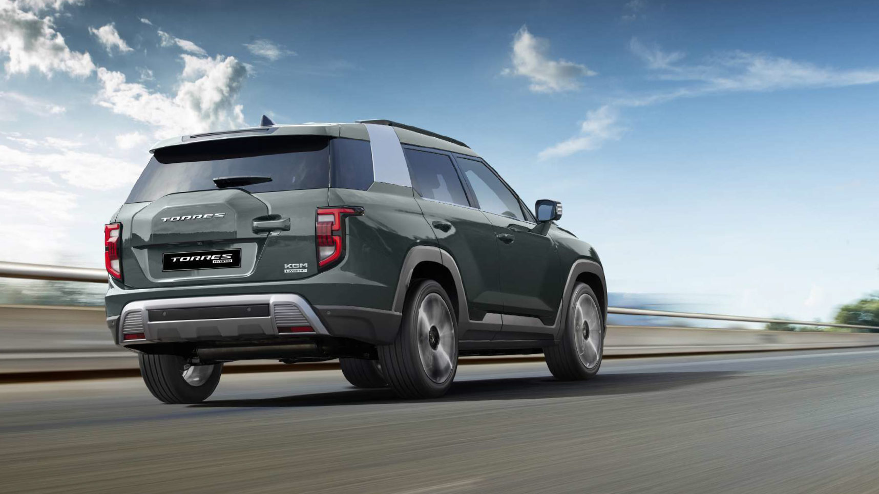 Nowy KGM SsangYong Torres HEV. Tył hybrydy