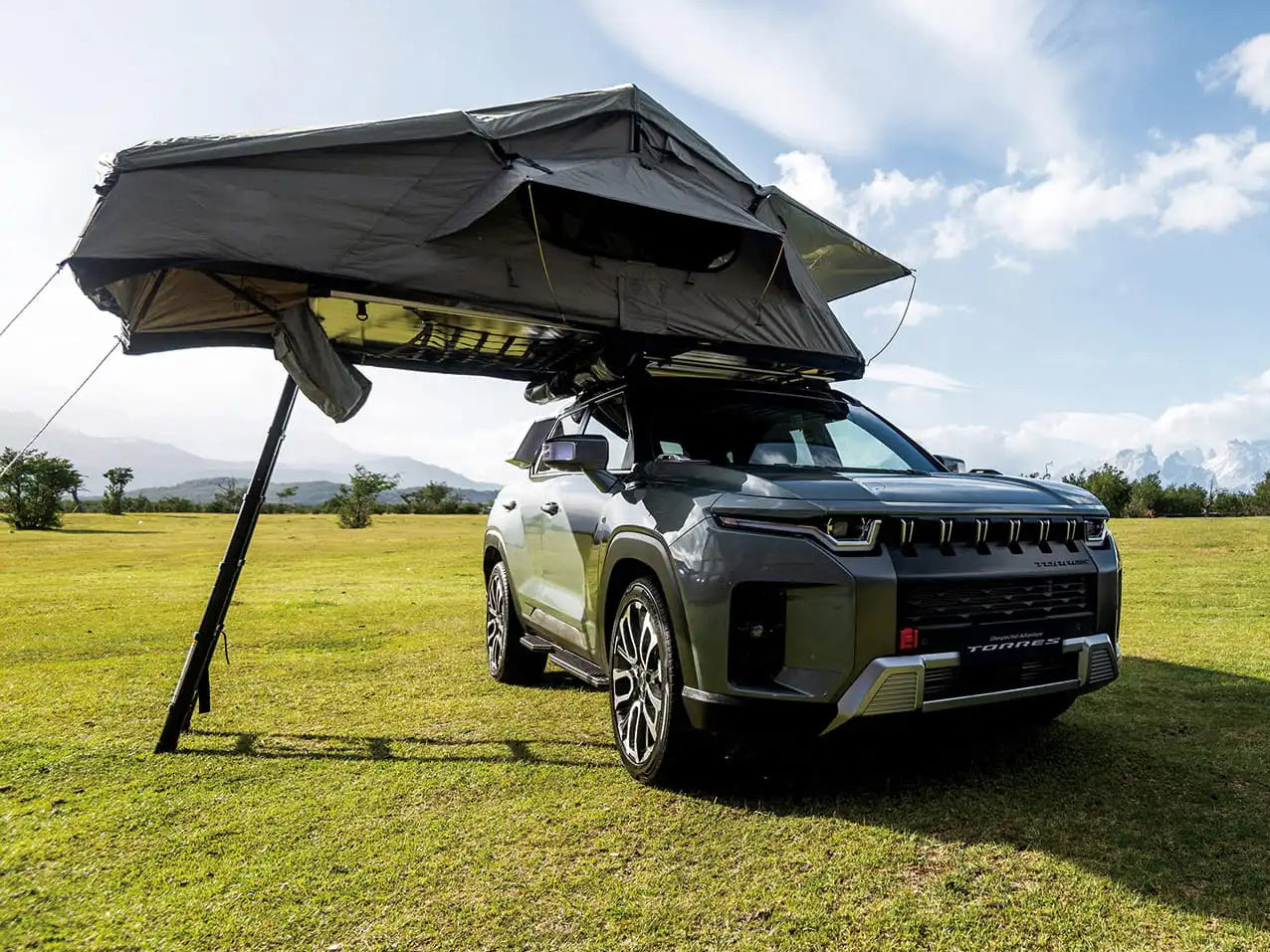 SsangYong Torres na łące, z namiotem dachowym. Biwak samochodem, overlanding