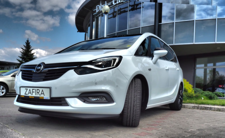 Biały Opel Zafira C Elite