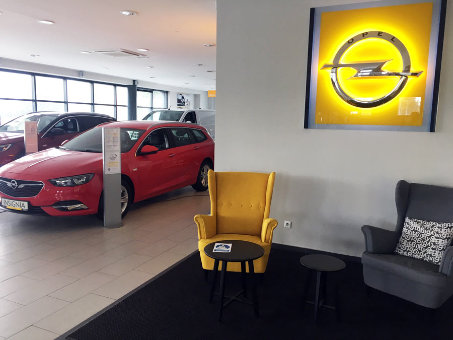 Czerwony Opel Insignia, fotele, poczekalnia ASO Opel