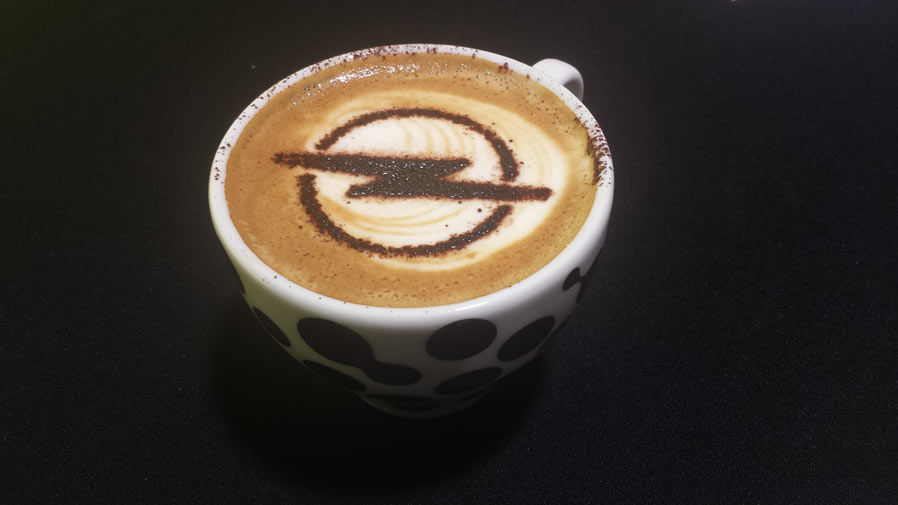 Kawa z logo Opel. Pianka.