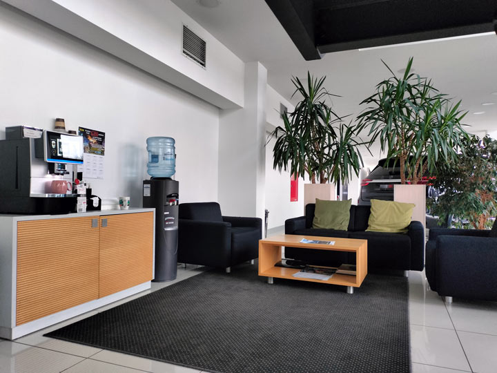 Strefa klienta, kanapa. Salon chińskich aut, Warszawa