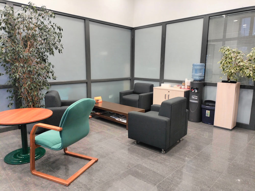 Fotele, stolik kawowy, napoje. Dobre, rozproszone światło