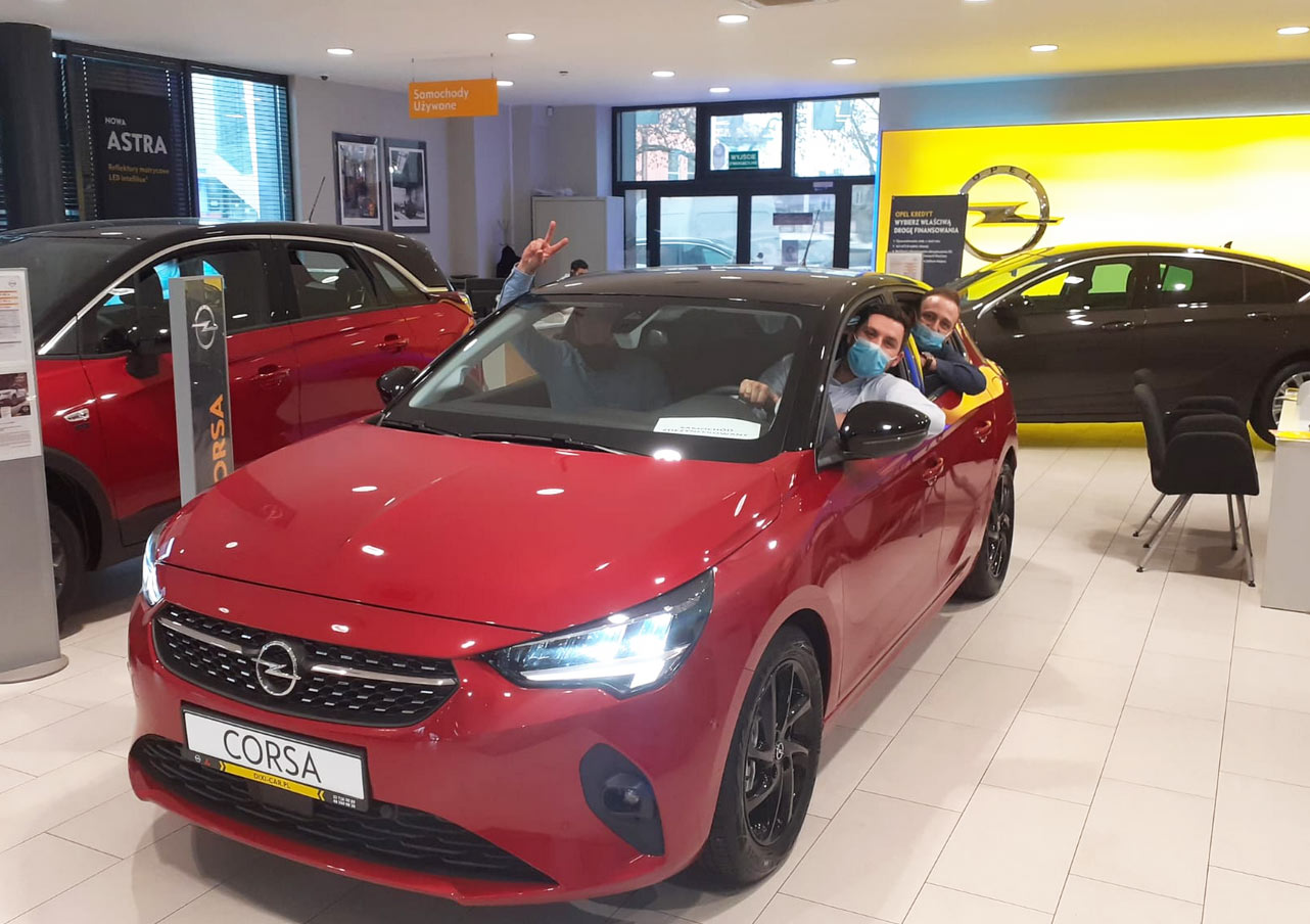 Salon Opel Corsa F, sprzedawcy, maseczki