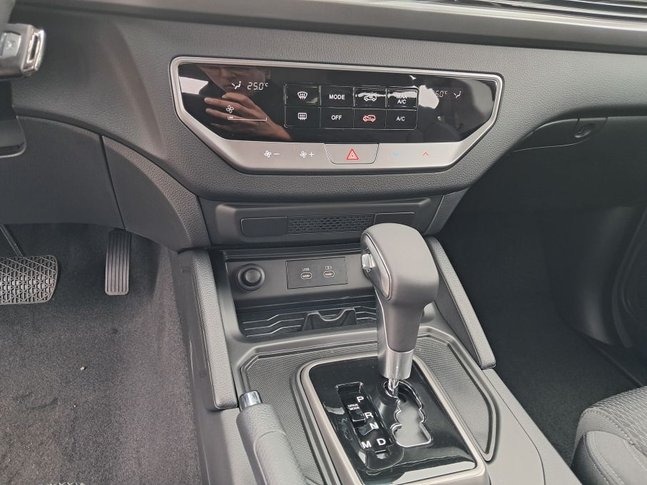 SsangYong KGM Musso Grand 2025 salon