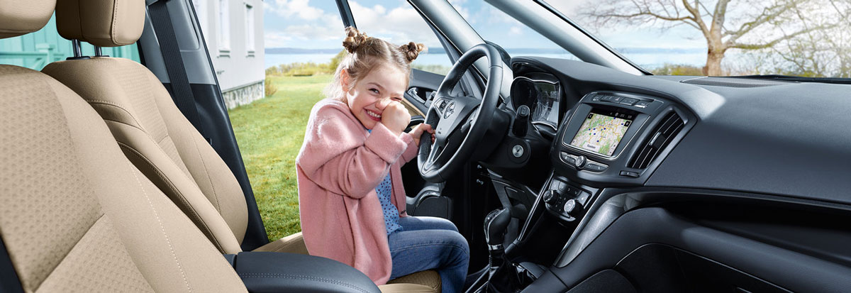 Dziewczynka za kierownicą samochodu