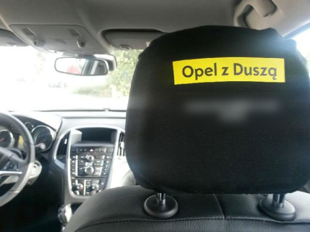 Czarny pokrowiec na zagłówek, Opel Astra IV z Duszą