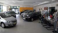 wnętrze salonu Opel Dixi-Car w Raszynie