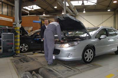 Ocena techniczna Peugeota przez mechanika serwisu