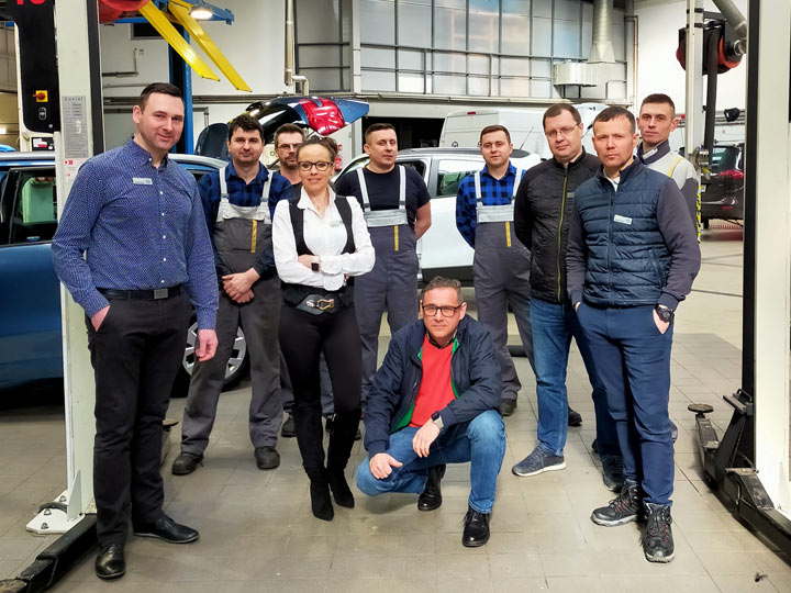 Doradcy i mechanicy serwisu pogwarancyjnego Opel