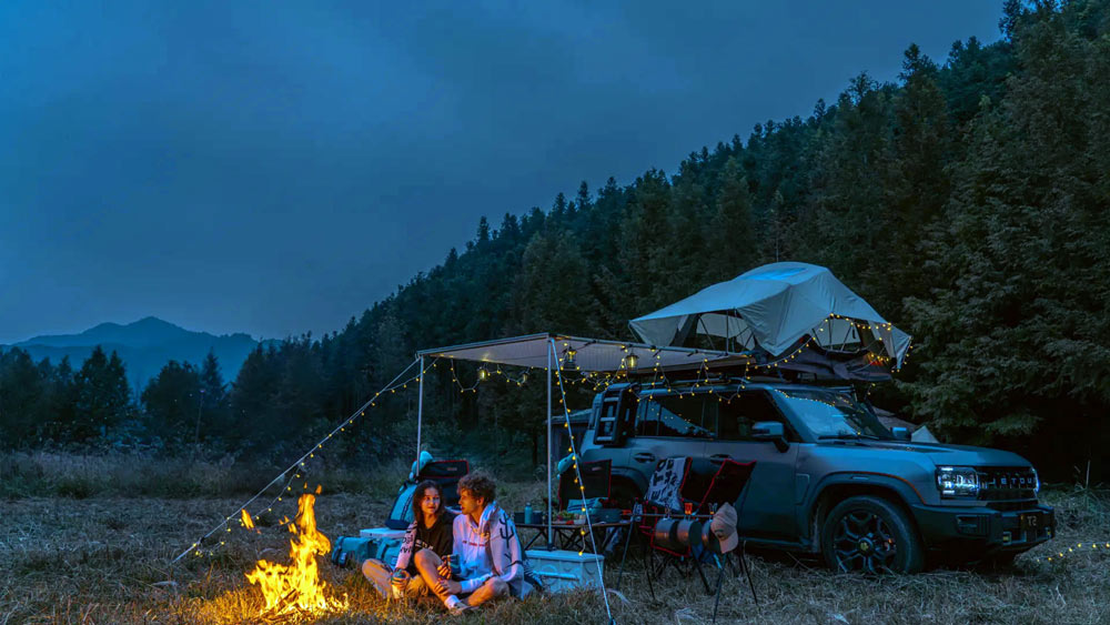 Overlanding Jetourem T2. Ognisko, wieczór, namiot na dachu