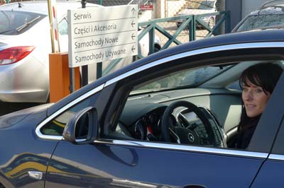 Pani Agnieszka właśnie wjechała na parking serwisu Opel Dixi-Car Raszyn (Warszawa)