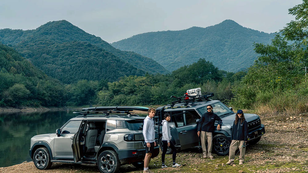Samochody Jetour T2 z bagażnikami dachowymi nad rzeką w Bieszczadach