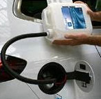 Wlewanie płynu AdBlue do samochodu