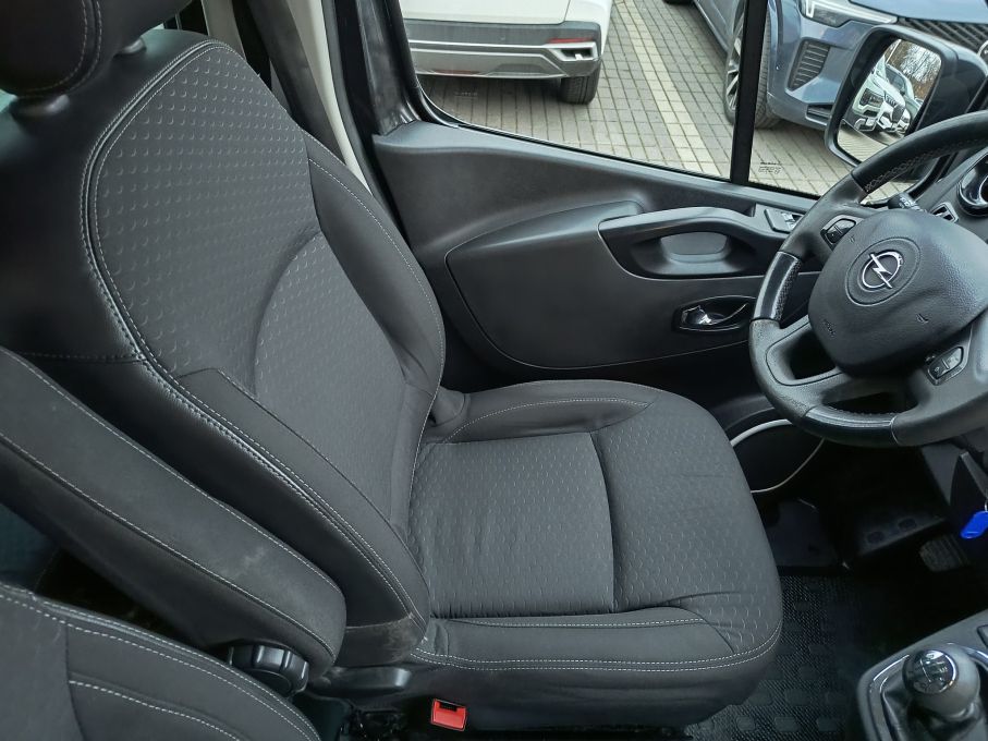 NOWA LOKALIZACJA Opel Vivaro 9 osobowy L2H1 Niski Przebieg Bardzo Doinwestowane Vat23% 15