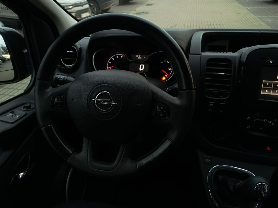 NOWA LOKALIZACJA Opel Vivaro 9 osobowy L2H1 Niski Przebieg Bardzo Doinwestowane Vat23% 17