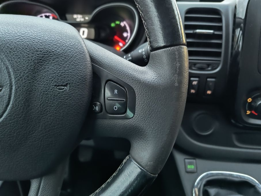 NOWA LOKALIZACJA Opel Vivaro 9 osobowy L2H1 Niski Przebieg Bardzo Doinwestowane Vat23% 18