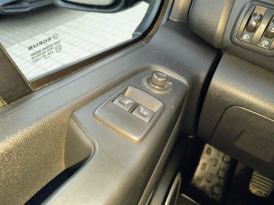 NOWA LOKALIZACJA Opel Vivaro 9 osobowy L2H1 Niski Przebieg Bardzo Doinwestowane Vat23% 19