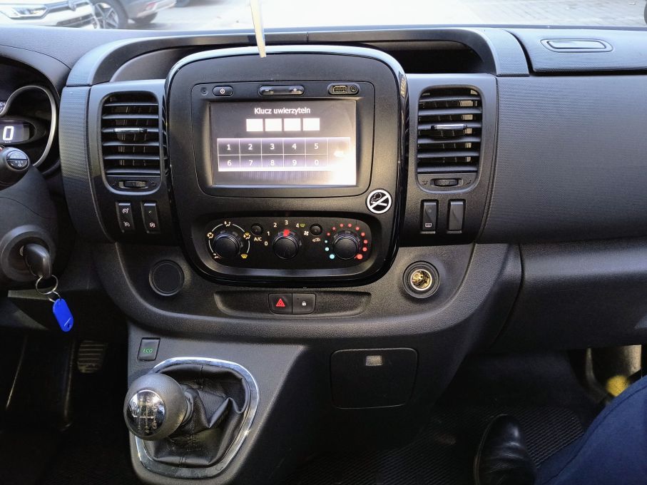NOWA LOKALIZACJA Opel Vivaro 9 osobowy L2H1 Niski Przebieg Bardzo Doinwestowane Vat23% 21
