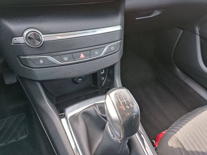 Peugeot 308 1.6 HDI Niski Przebieg Nawigacja Bezwypadkowy Serwis ASO Gwarancja VAT23% 16