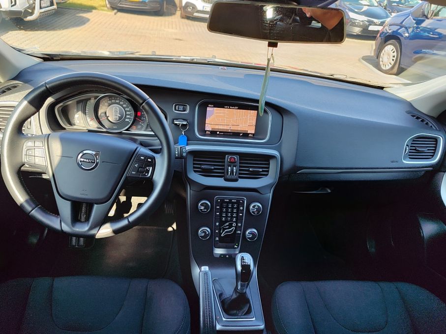 VOLVO V40 2.0 D2 120 KM BEZWYPADKOWY NISKI PRZEBIEG 14