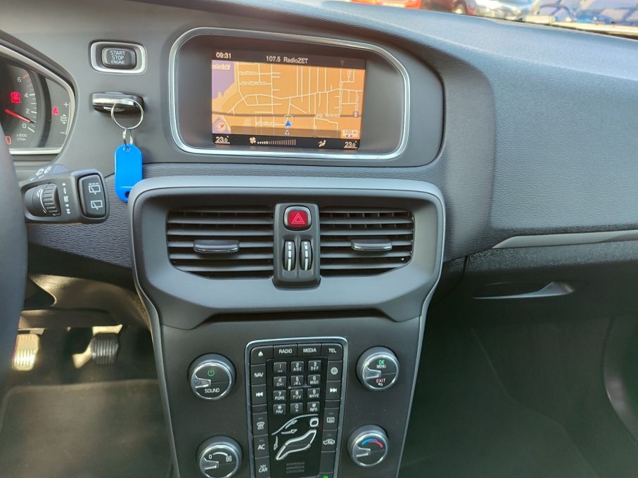 VOLVO V40 2.0 D2 120 KM BEZWYPADKOWY NISKI PRZEBIEG 15