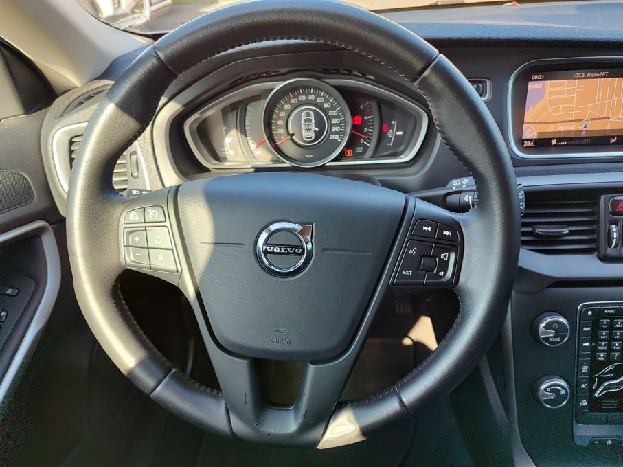 VOLVO V40 2.0 D2 120 KM BEZWYPADKOWY NISKI PRZEBIEG 16