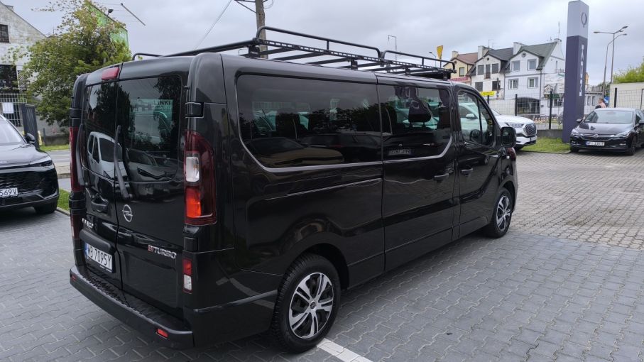 Opel Vivaro 9 osobowy L2H1 Niski Przebieg Bardzo Doinwestowane Vat23%  7
