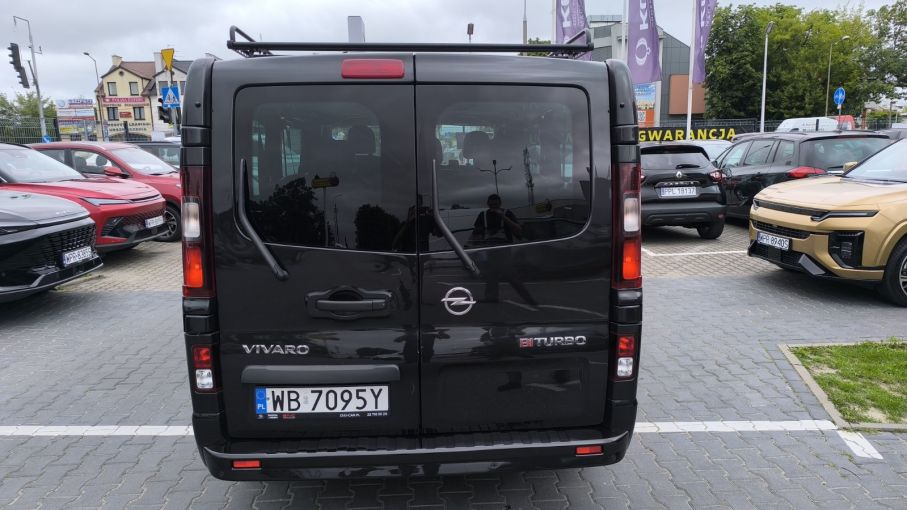 Opel Vivaro 9 osobowy L2H1 Niski Przebieg Bardzo Doinwestowane Vat23%  8