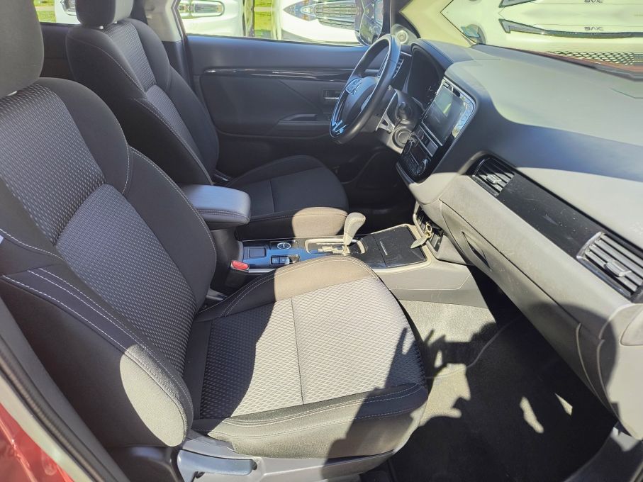 NOWA LOKALIZACJA Mitsubishi Outlander 2.0 benzyna Automat 7 osobowy Salon 11