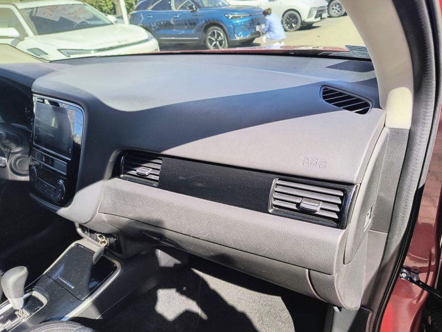 NOWA LOKALIZACJA Mitsubishi Outlander 2.0 benzyna Automat 7 osobowy Salon 14