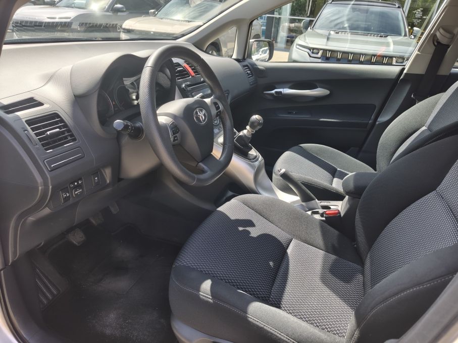 NOWA LOKALIZACJA Toyota Auris 1.6 benzyna 132KM Niski Przebieg  10