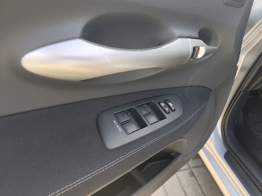 NOWA LOKALIZACJA Toyota Auris 1.6 benzyna 132KM Niski Przebieg  11