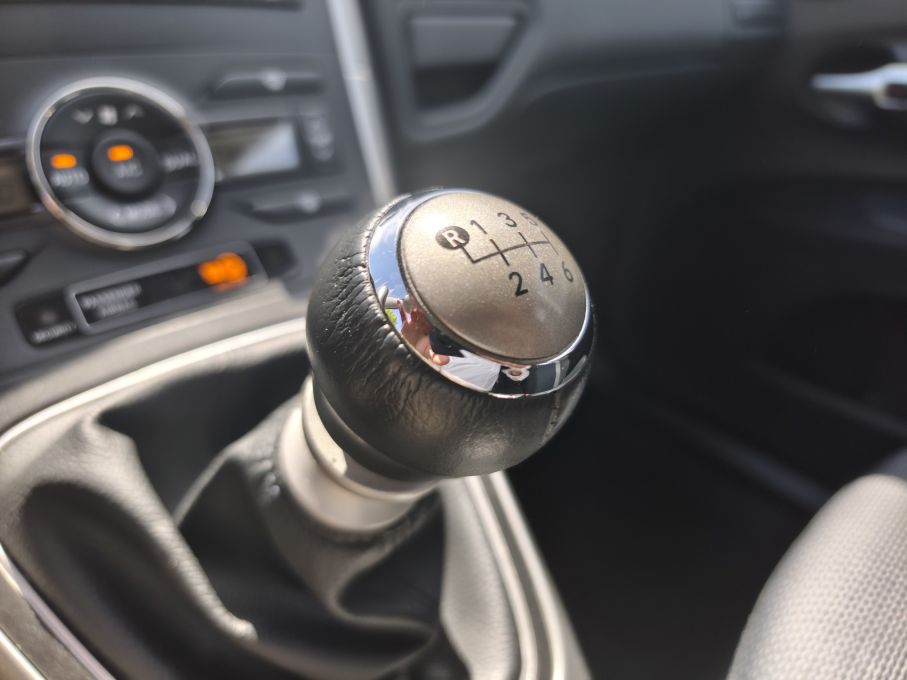 NOWA LOKALIZACJA Toyota Auris 1.6 benzyna 132KM Niski Przebieg  15