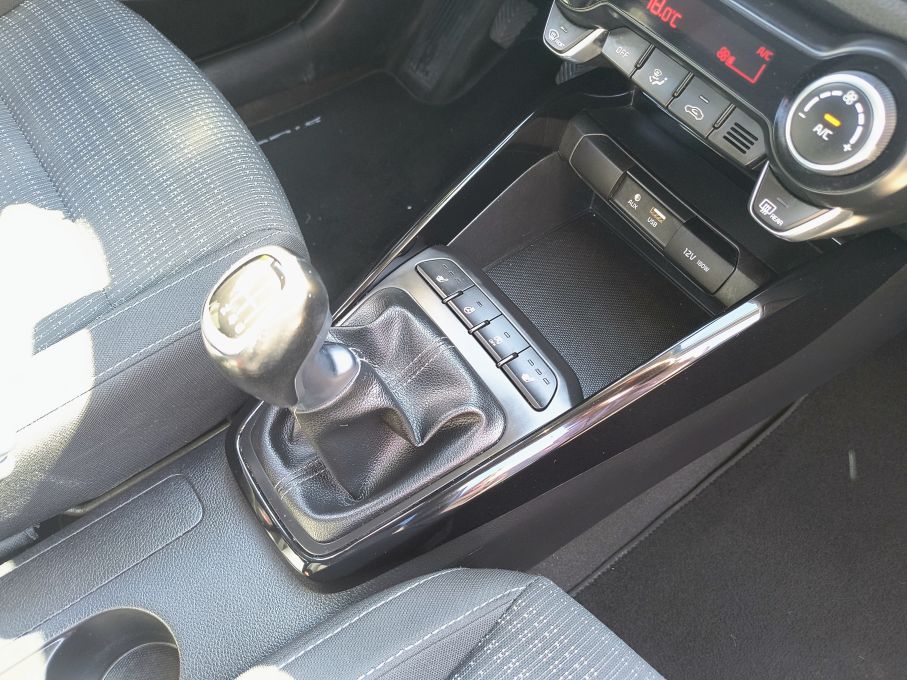 NOWA LOKALIZACJA Kia Stonic 1.4 100KM Bogata Wersja Niski Przebieg 17
