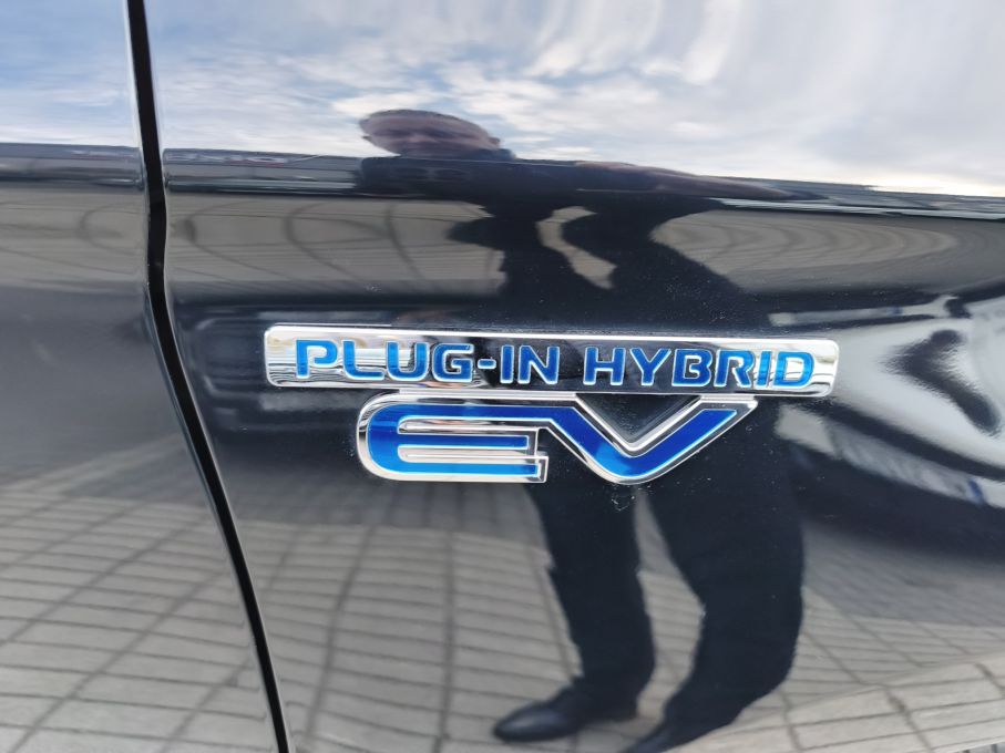 Mitsubishi Outlander 2.4 PHEV 4X4 LIFT 12