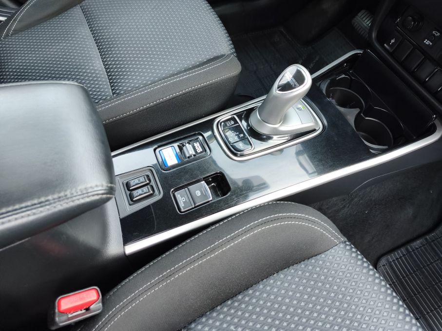 Mitsubishi Outlander 2.4 PHEV 4X4 LIFT 17