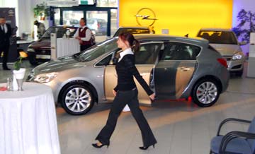 Pracownik Opel Dixi-Car zabiera się za sprzątanie