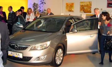Opel Astra IV odsłonięta, przy niej publiczność