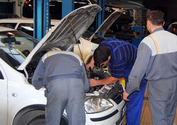 Mechanicy serwisu Opel Dixi-Car Raszyn przy samochodzie