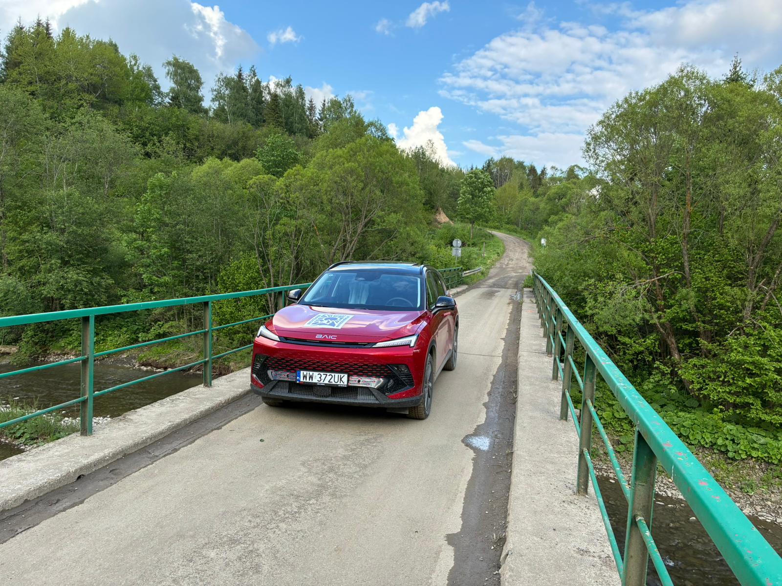 BAIC 5 na moście na bieszczadzkim potoku. Osława, Osławica