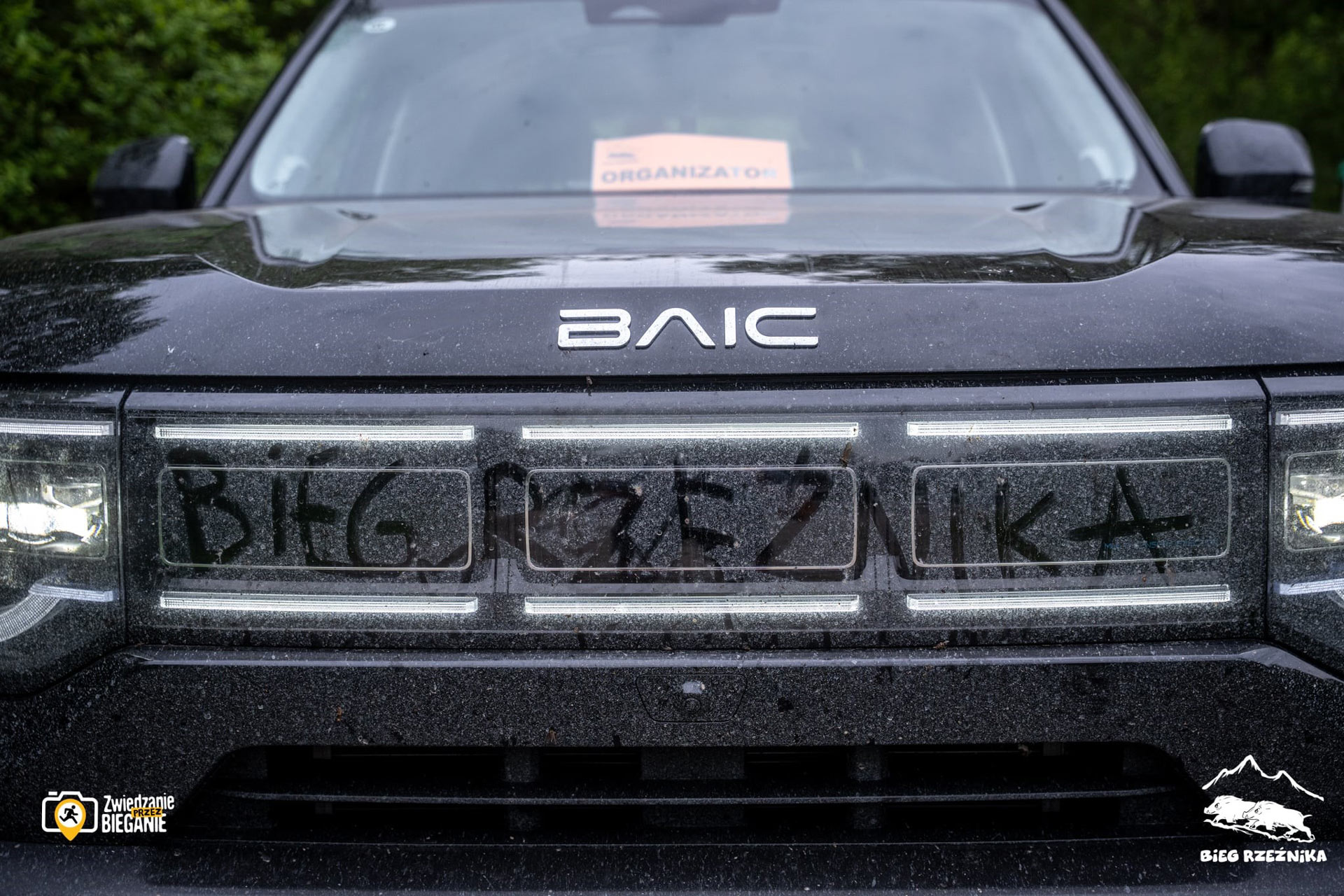 Ubłocony grill hybrydy BAIC BJ30. Napisane palcem Bieg Rzeźnika